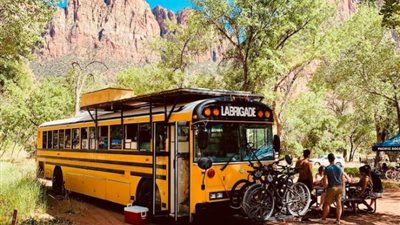 «أتوبيس المدرسة بقى بيتي الخاص».. حكاية الشركة التى حولت حافلات المدارس لمنازل متنقلة