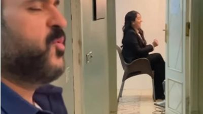 شاهد.. أكرم حسنى وأيتن عامر بشكل كوميدي كم كواليس مسلسل ”مكتوب عليا”