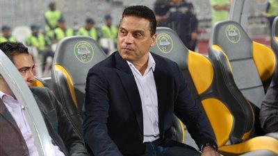 الجهاز الفني للمنتخب يحضر مباراة القمة