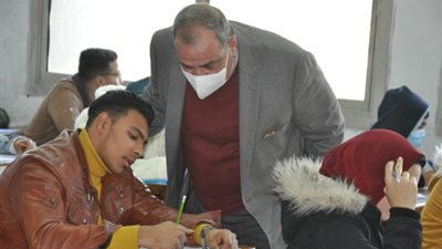 بالصور .. رئيس جامعة حلوان يتابع سير امتحانات الفصل الدراسي الأول 2021/2022