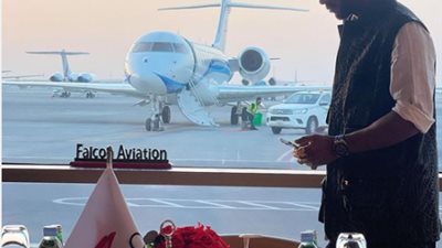 محمد رمضان ينشر صور جديدة من المطار ويعلق: شغل شغل مابنامشي