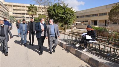 للمرة الثانية .. رئيس جامعة حلوان يتفقد امتحانات نهاية الفصل الدراسي الأول بالكليات