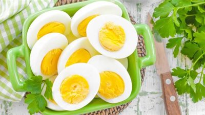ماذا يحدث للجسم عند تناول البيض المسلوق يوميًا؟