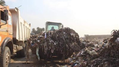 صور.. «الجيزة» ترفع 540 طن مخلفات بمصرف الكونيسة بأبو النمرس