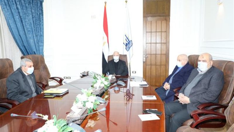 محافظ القاهرة مع