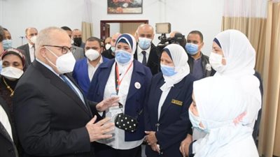 بالفيديو والصور .. الخشت يفتتح عدداً من الوحدات والمعامل الجديدة بمستشفي قصر العيني