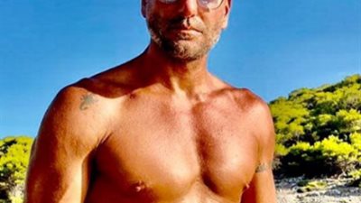 تامر هجرس يشارك جمهوره بصور من عطلته الصيفية