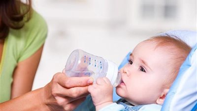 خلى بالك .. إعطاء الماء للرضع قبل 6 أشهر يسبب التسمم