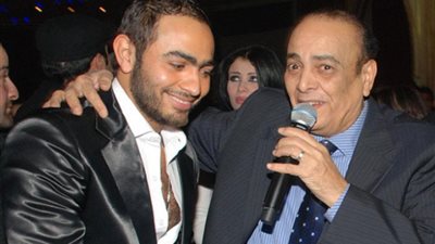 تامر حسني يوضح حقيقة تعرض والده لوعكة صحية
