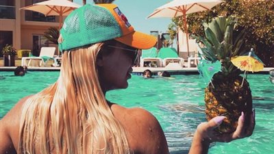 مي حلمي تتجاهل انفصالها وتستمتع بالعطلة الصيفية داخل حمام السباحة