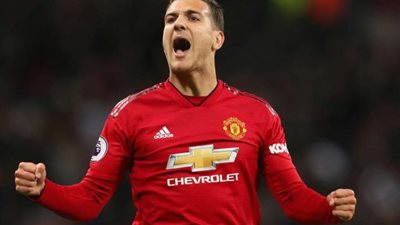 تقارير: باريس سان جيرمان يسعى للتعاقد مع لاعب مانشستر يونايتد.. وبرشلونة يهدد الصفقة