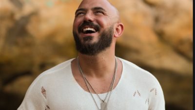 محمود العسيلى يعبر عن بروة الطقس بطريقة كوميدية