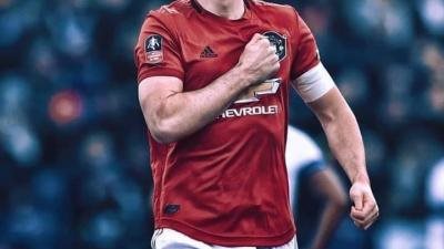 مانشيستر يونايتد يستقر على سحب شارة القيادة من ماجواير بعد أزمته الأخيرة