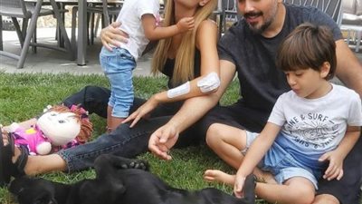 شاهد.. الظهور الأول لـ رامي عياش برفقة زوجته بعد إصابتها في إنفجار بيروت