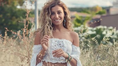 دينا الشربيني تدخل الديكور الخاص بفيلم ”ثانية واحدة”
