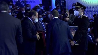 بالصورة .. وزير الداخلية يقدم هدية تذكارية للرئيس السيسي بمناسبة عيد الشرطة الـ 70