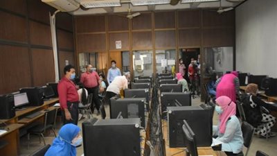 بالصور .. الطلاب يتوافدون علي معامل جامعة القاهرة للتسجيل في التنسيق الإلكتروني