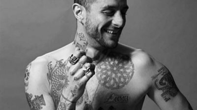 بيستغل الإجازة.. أحمد الفيشاوي ينشر فيديو ”تقبيل زوجته ”