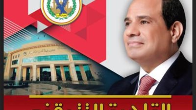 القاهرة لا تتوقف .. دليل إرشادي يقوم ضباط مرور القاهرة بتوزيعه على المواطنين