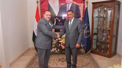 محافظ مطروح يقدم التهنئة لمدير أمن مطروح بمناسبة الاحتفالات بعيد الشرطة