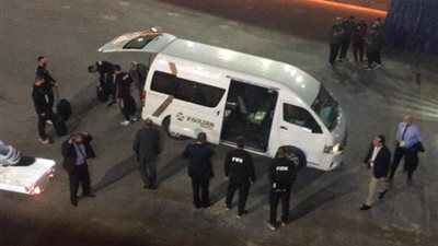 الزمالك ضد الاهلي.. طاقم حكام القمة يصل ارض الملعب