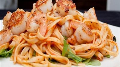 «زي المطاعم».. كيفية إعداد مكرونة سي فود