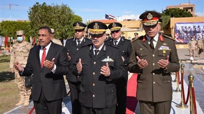 بالصور والفيديو .. وضع إكليل الزهور على النصب التذكارى لشهداء الشرطة بمطروح