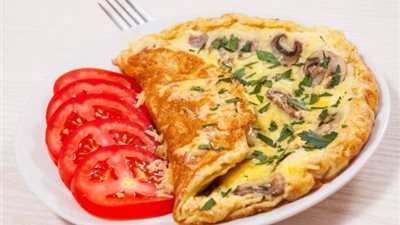 تمتعي بالصباح مع إفطار صحي.. خطوات طهي أومليت بالمشروم والجبن