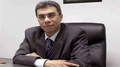 بدء توافد الجماعة الصحفية على مسجد المشير استعدادا لتشييع جثمان ياسر رزق