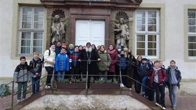 شاهد.. طلاب مدرسة ألمانية يزورون دير السيدة العذراء بهوكستر سيراً على الأقدام