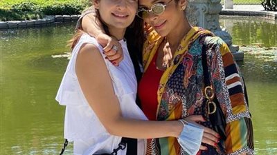 أنا الأم معظم الوقت.. شام الذهبي تستمتع بصحبة والدتها بالعطلة الصيفية في موزمبيق