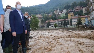 بالفيديو..الأهالي ينقذون وزير الداخلية التركي من الإنزلاق في شوارع جيرسون الغارقة بفعل الفيضان