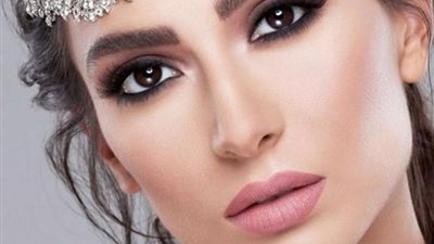 خطوات مكياج العيون السموكى الزهري لإطلالة متميزة