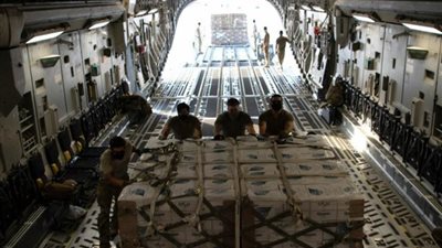 أجواء حرب.. وصول شحنة أسلحة أمريكية رابعة إلى أوكرانيا