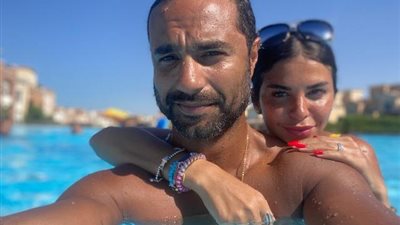 بسبب بوسة لـ ”ابنته”.. كريم فهمي ينضم لضحايا التحرش من الفنانين