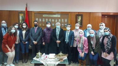 بالصور  .. عميد ألسن عين شمس تكرم الأساتذة الكوريين بالكلية