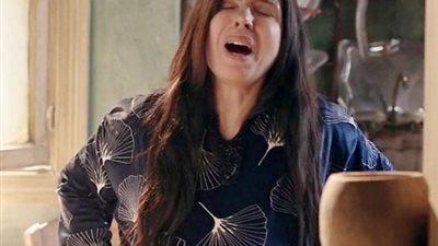 دينا تروج لمسلسلها الجديد ”نقل عام” على طريقتها الخاصة