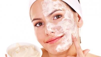 ماسك الزبادي المذهل.. الحل السحري للتخلص من الحبوب والالتهابات