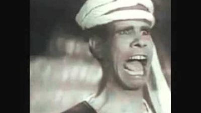 الملك فاروق اتهمه  بالشيوعية ..وغني لجمال عبد الناصر ..وأحيا فرح أنور السادات.. ومحمد  عبد الوهاب تسبب في موته.. حكايات  ”شارلي شابلن ” عمر الجيزاوي