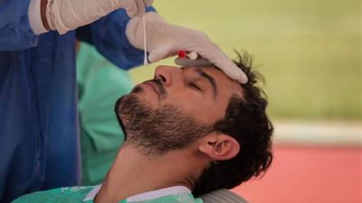 بالصور.. لقطات من إجراء لاعبي الأهلي للمسحة الطبية