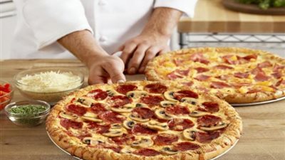 «زي المطاعم».. كيفية إعداد عجينة البيتزا