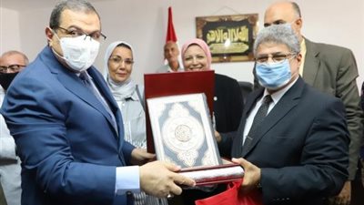 شاهد .. وزير القوي العاملة يكرم رئيس الإدارة المركزية للسلامة والصحة المهنية بعد بلوغه سن التقاعد