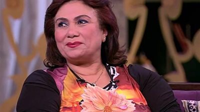 سلوي عثمان تعمل خياطة لتربي نجلتها في ”لؤلؤ”