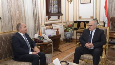 بالفيديو والصور ..رئيس جامعة القاهرة يلتقي السفير الأردني أمجد العضايلة