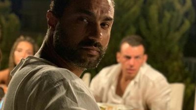 كريم فهمى يتعرض لمزق فى الرقبة بعد ظهوره ”بفورمة الساحل”.. وجمهوره يعلق ”عين الحسود”