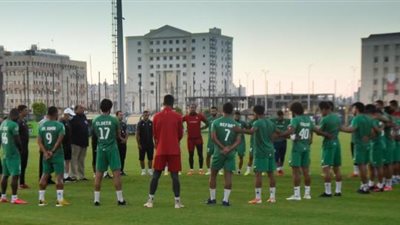 بالصور.. رئيس الاتحاد السكندري يجتمع بفريق الكرة قبل لقاء الحدود