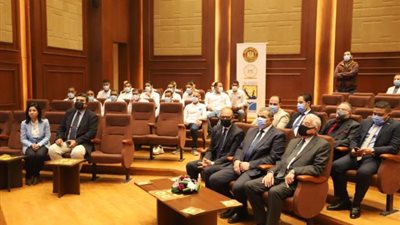 بعد رفعها لـ200 ألف جنيه.. تسليم 120 وثيقة تأمين تكافلي للعمالة غير المنتظمة