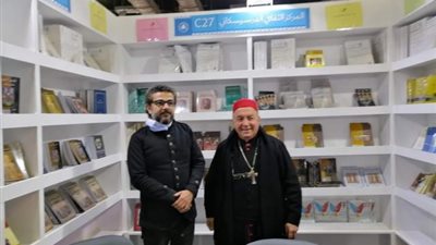 بالصور.. ماذا شاهد مطران الكنيسة المارونية بمصر في معرض الكتاب اليوم؟
