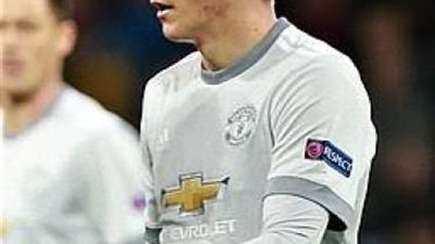 مدافع مانشستر يطارد لصا ويوثقه.. تعرف علي الحكاية