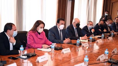 وزيرة التجارة تبحث استعدادات مشاركة مصر في الدورة الـ25 لمنتدى بطرسبرج الاقتصادى